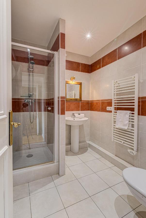 Apartment President - Alpes Travel - Central Chamonix - Sleeps 12 מראה חיצוני תמונה